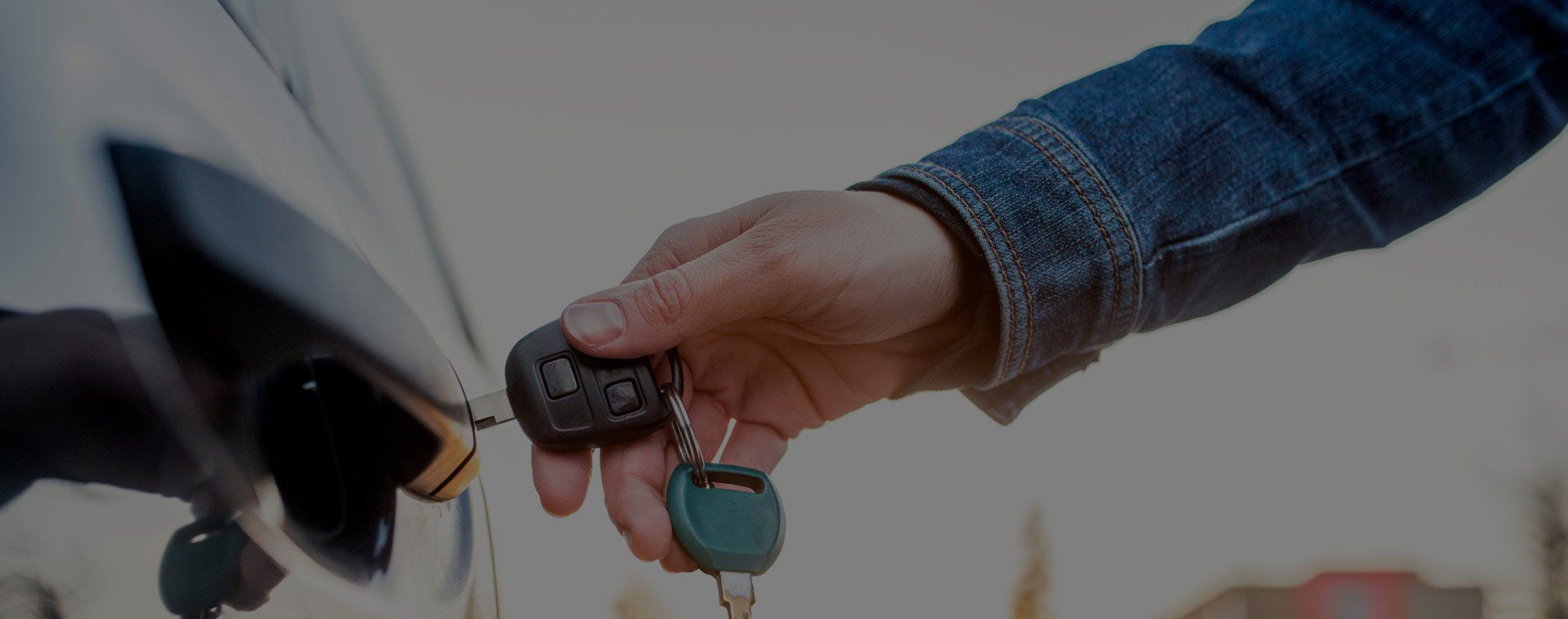 Locksmith handing over a set of car keys